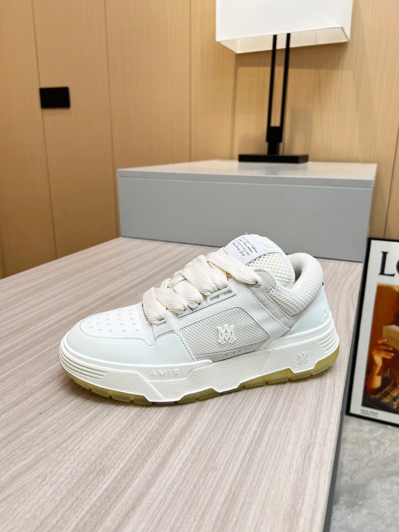 P580. Amiri Emile's 2023 spring and summer new MA-1 bread shoes, couple models, casual sports shoes, sneakers. Amiri gave up the rock punk style in the new season and used a large number of unsaturated colors, Morandi tones, whether you see or wear them, it will make people very happy. The large tongue of the bread shoes continues, shortening the length of the shoe body, thickening the midsole, and the toe part is more rounded. Amiri's brand letters and MA logo appear on the side of the shoe. Fabric: Original custom-made imported first-layer cowhide + mesh. Lining: Original custom-made breathable towel lining. Outsole. Foam combination material. Bottom thickness: 4CM. Size: 35-40 for women and 39-45 for men.